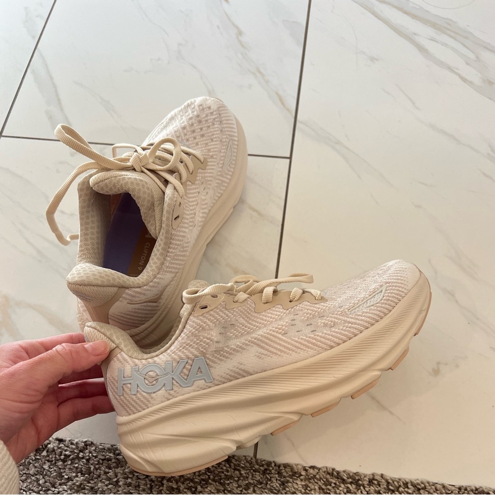 Brand NEW Clifton 9 Hokas size 6.5 US women in beige color